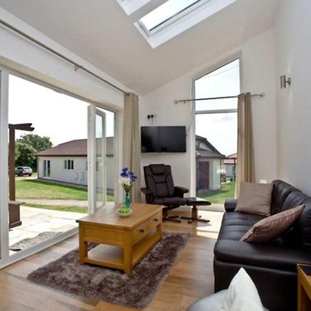 Lovely 2 Bedroom Holiday Chalet Near Сидмут Екстериор снимка