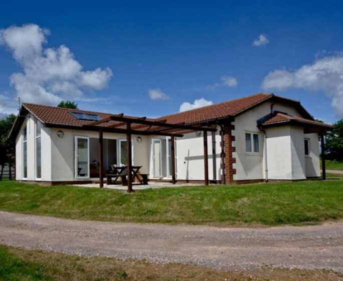 Lovely 2 Bedroom Holiday Chalet Near Сидмут Екстериор снимка